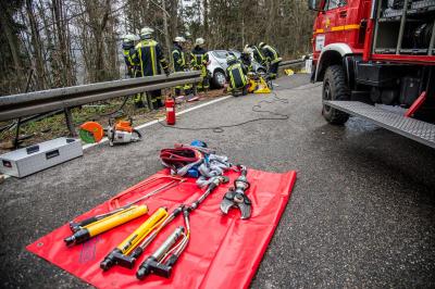 Lorch: Audi ueberholt und kollidiert frontal mit Kleinwagen - Kleinwagen ueberschlaegt sich